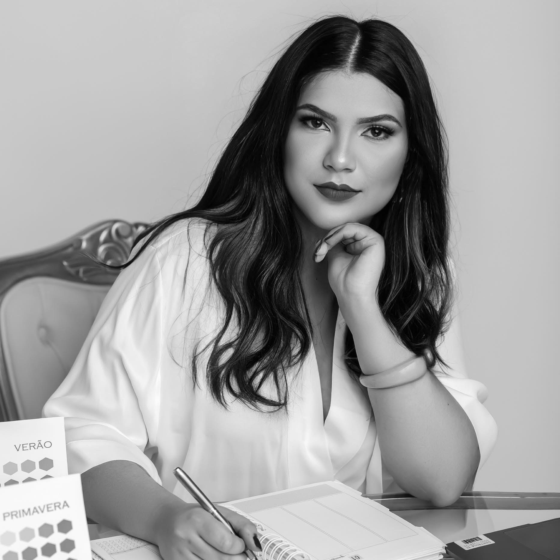 Raissa Passos, consultora de imagem, em retrato preto e branco com cartelas de coloração pessoal